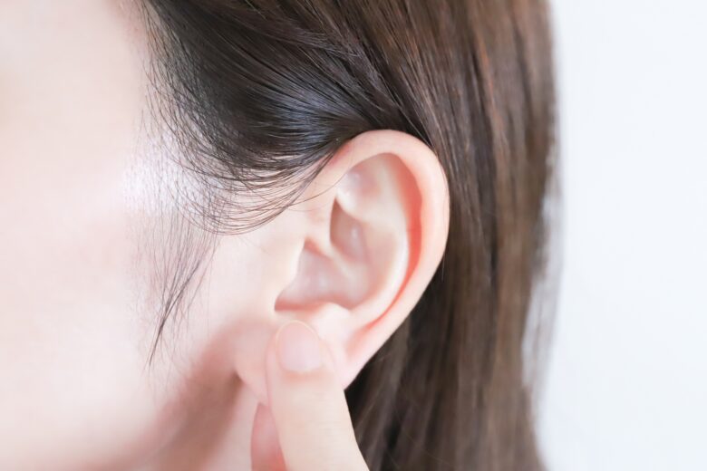 女性の耳